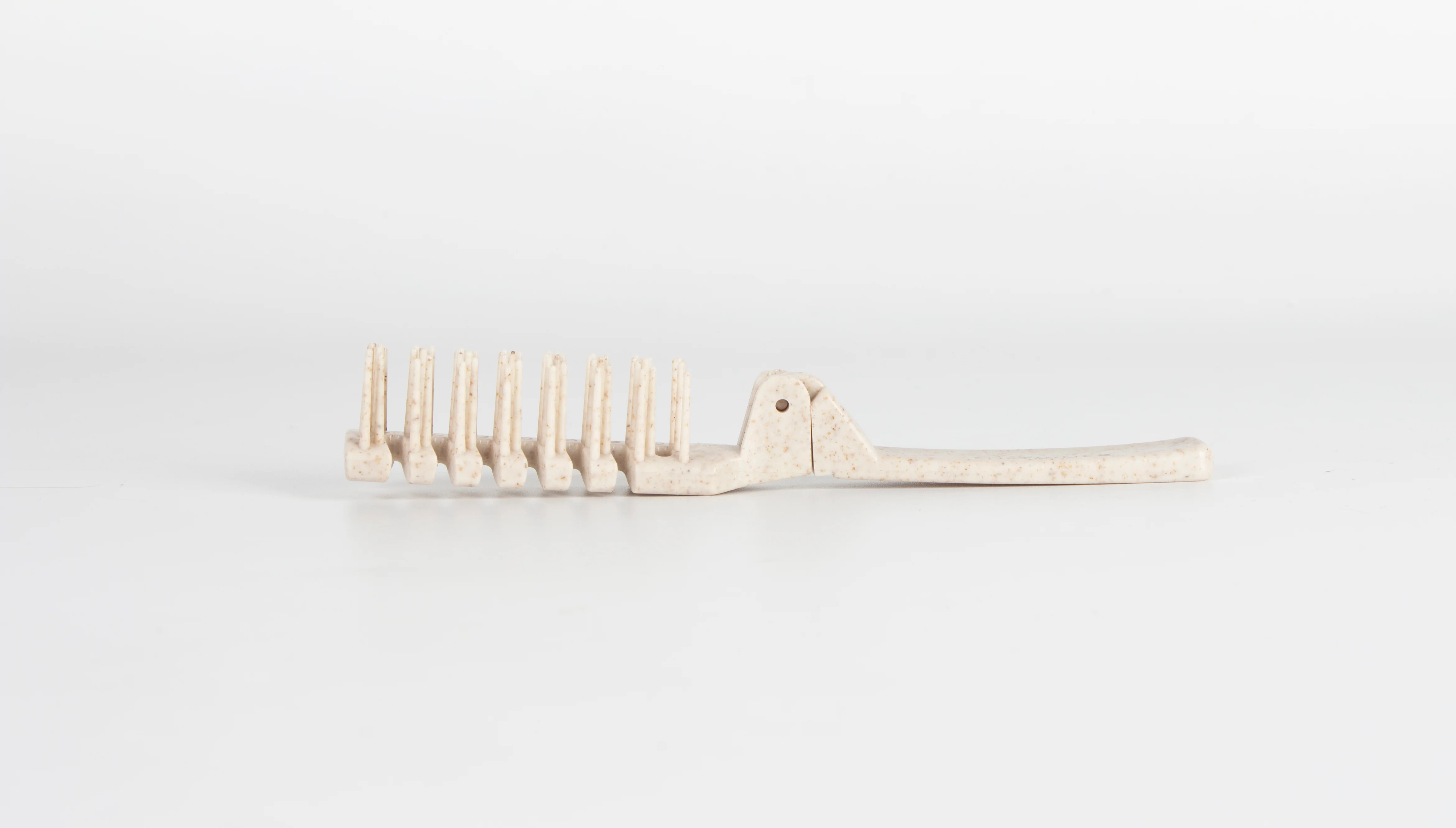 Sustayne Vented Foldable Brush, Wheat Straw